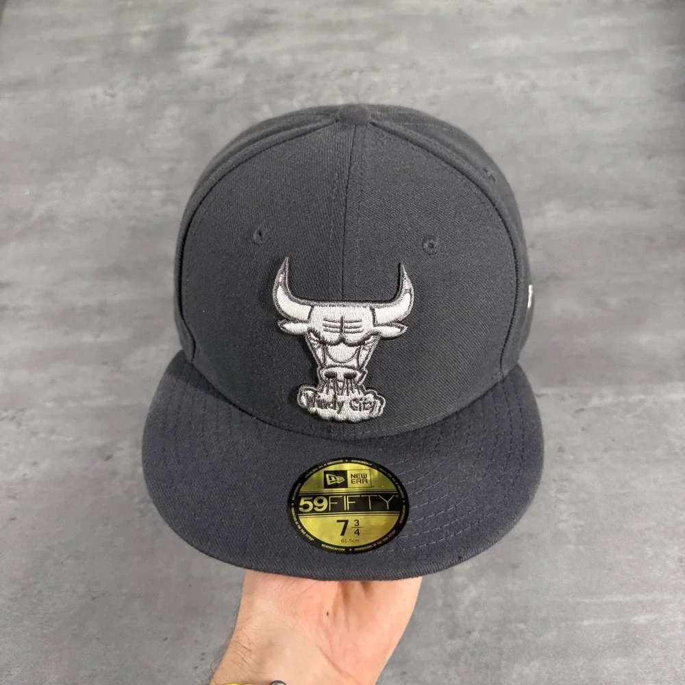 New Era Chicago Bulls Hat 7 3/4 Grey Silver 59FIFTY Fitted‎ Windy City NBA Cap